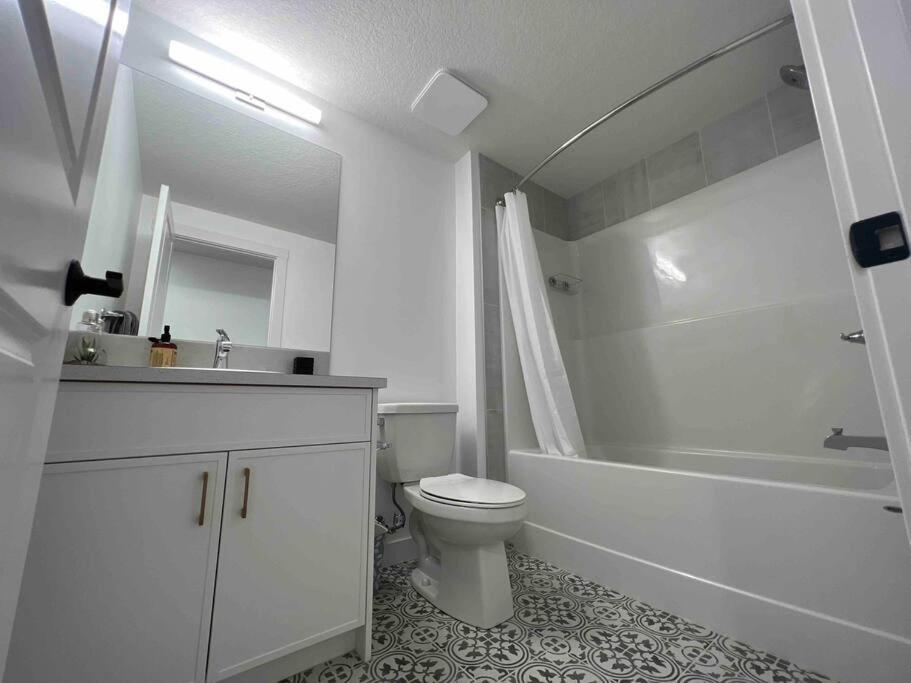 Newly Built 2 Bedroom Suite With Free Parking - Close To Banff National Park, YYC מראה חיצוני תמונה