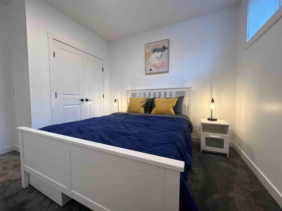 Newly Built 2 Bedroom Suite With Free Parking - Close To Banff National Park, YYC מראה חיצוני תמונה